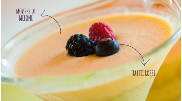 MOUSSE DI MELONE E NETTARINE CON FRUTTI ROSSI E MENTA